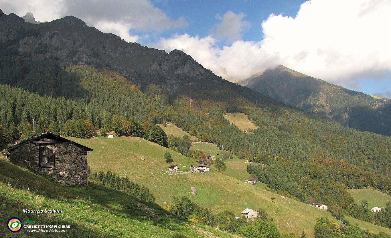 51 Tra le baite di Ornica. In alto a sinistra si intravede il Torrione di San Giacomo....JPG